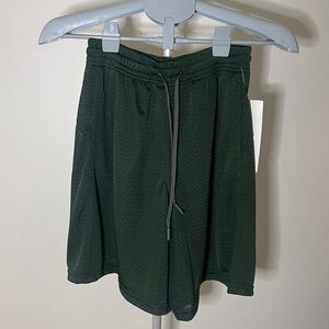 NWT Lululemon Relaxed Fit Mesh Training Short, Size 4